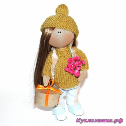 Кукла Тильда в коричневом берете с букетом и подарком